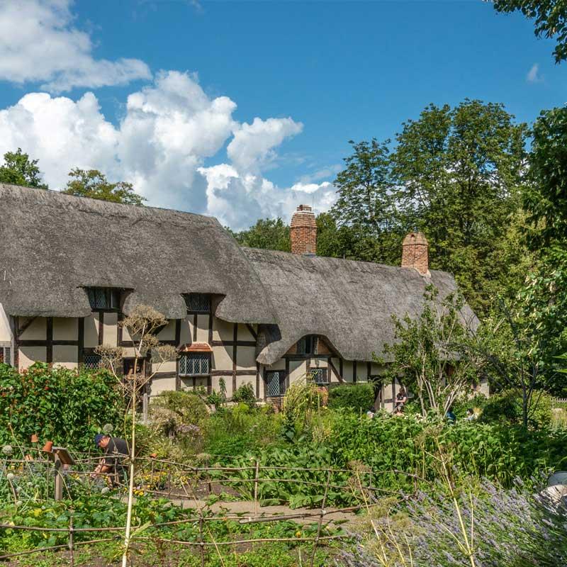 Find Large Cottages in Stratford Upon Avon that Sleeps 8 or More