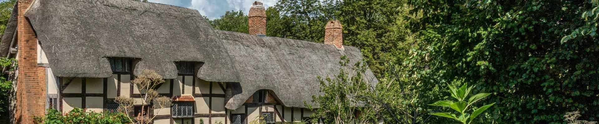 Discover thatched roofed large holiday cottages available in Stratford Upon Avon, Warwickshire which has accomodation with beautiful gardens
