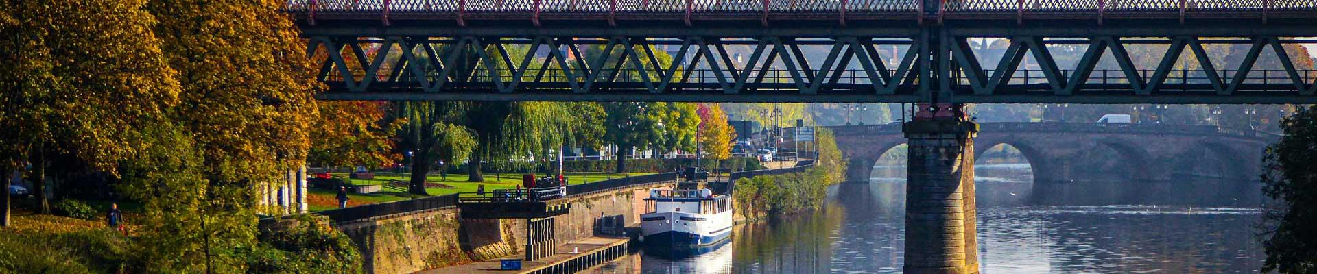 Relax in large holiday cottages in Worcester a beautiful cathedral city on the River Severn