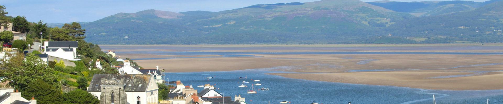 Large holiday cottages available in Aberdovey, Gwynedd, perfect for those who enjoy to be by the coastline surrounded by dramatic mountain vistas