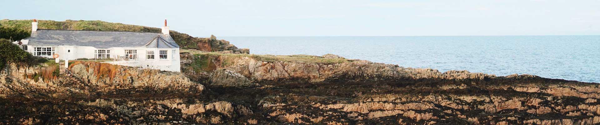 Large holiday cottages available in Amlwch that sleeps 8 or more, perfect for those who love coastal locations and enjoy exploring rock pools