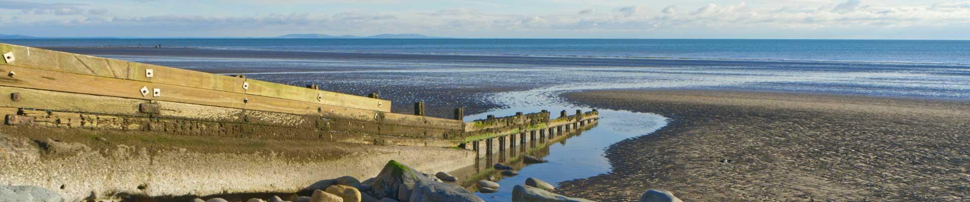 Large holiday cottages available in Amroth, Pembrokeshire. Which offer close proximity to the long golden sandy beach