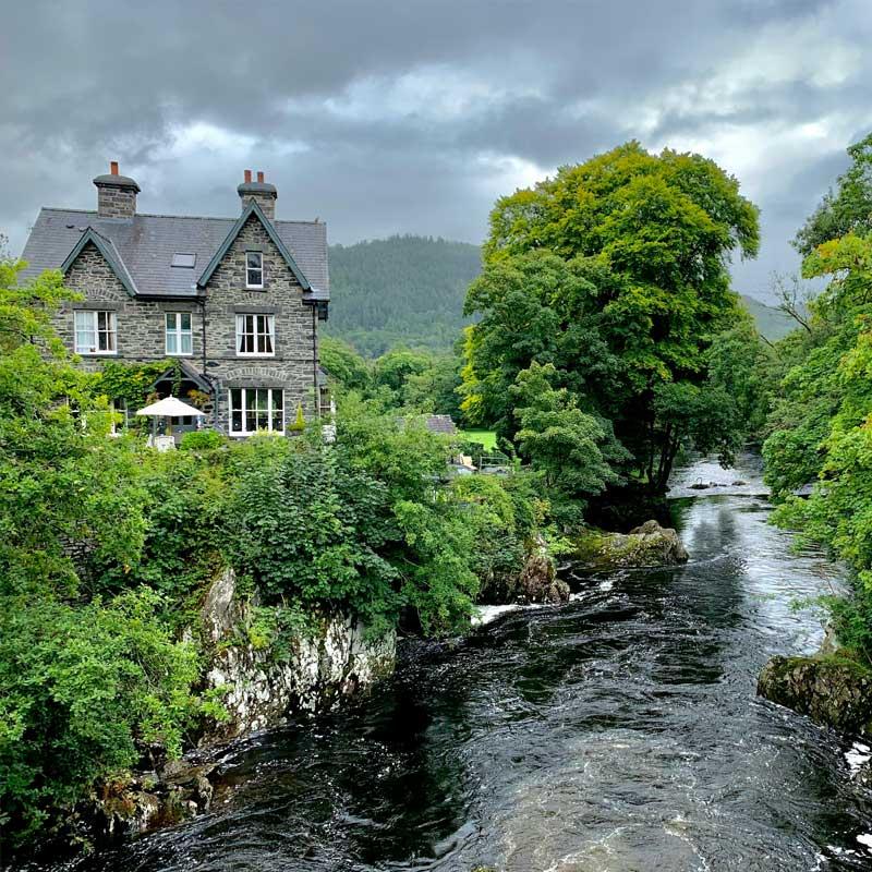 Find Large Cottages in Betws Y Coed that Sleeps 8 or More