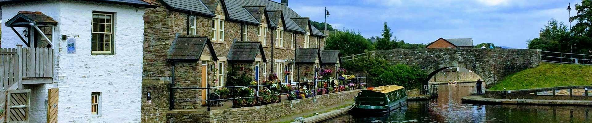 Stay in large holiday cottages near the waters edge in Brecon