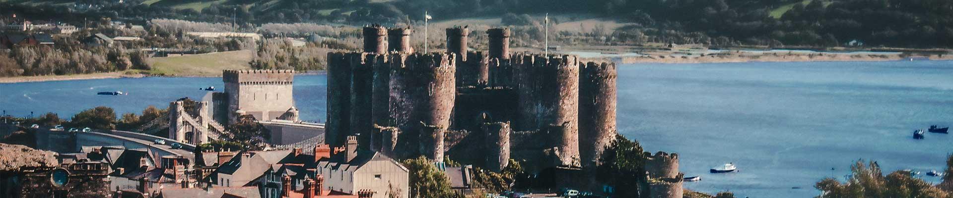 Large and relaxing holiday cottages available in Conwy near to the beach and historic landmarks which overlook the North Wales coastline
