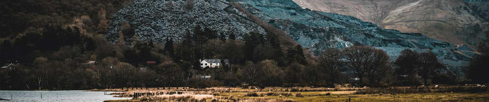 Large holiday cottages available in Llanberis, Gwynedd. A peaceful village offering amazing mountain and lakeside views
