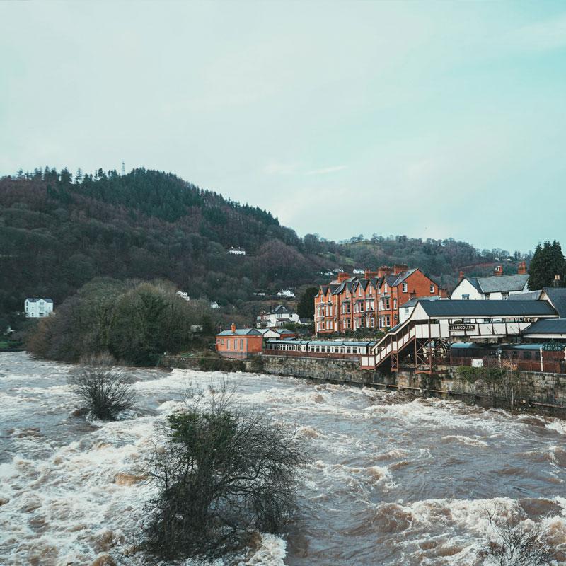 Find Large Cottages in Llangollen that Sleeps 8 or More