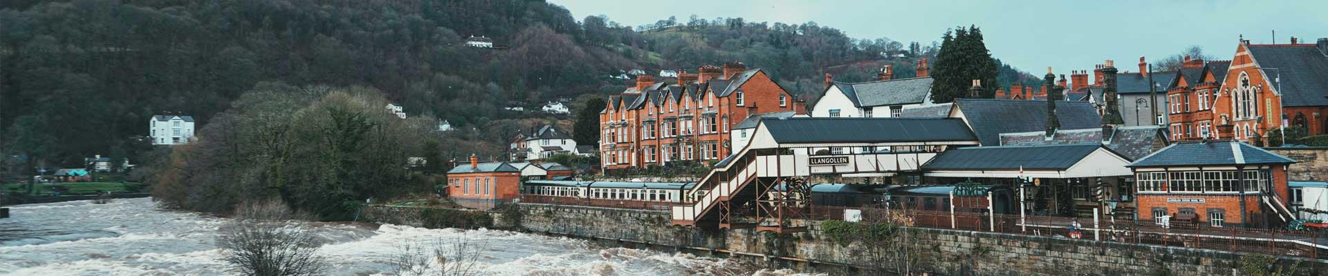 Restful and large holiday cottages available in Choosing a large holiday cottage in Llangollen, Denbighshire. Where there are mountains to climb, woodlands to explore and idyllic riverside walks to enjoy