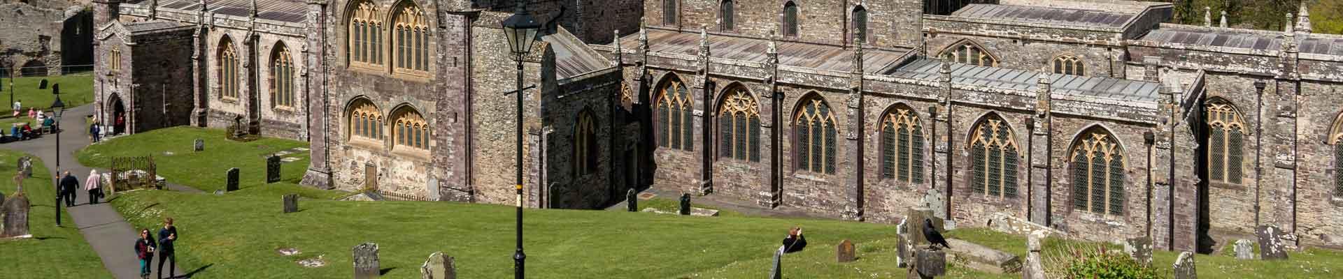 Stay in large holiday cottages available in St Davids, Pembrokeshire. Near to the beach and St Davids Cathedral